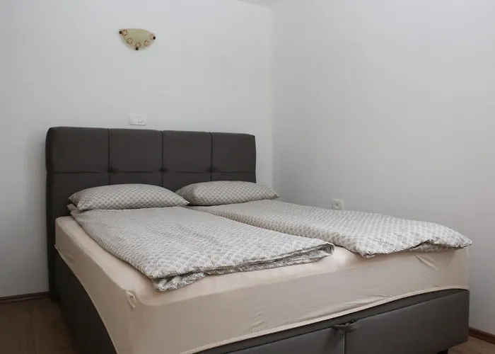 Apartmaji Lukovi アパート Obrov